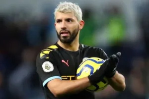 أغويرو يغيب عن مانشستر سيتي مباراتين بسبب الحجر الصحي