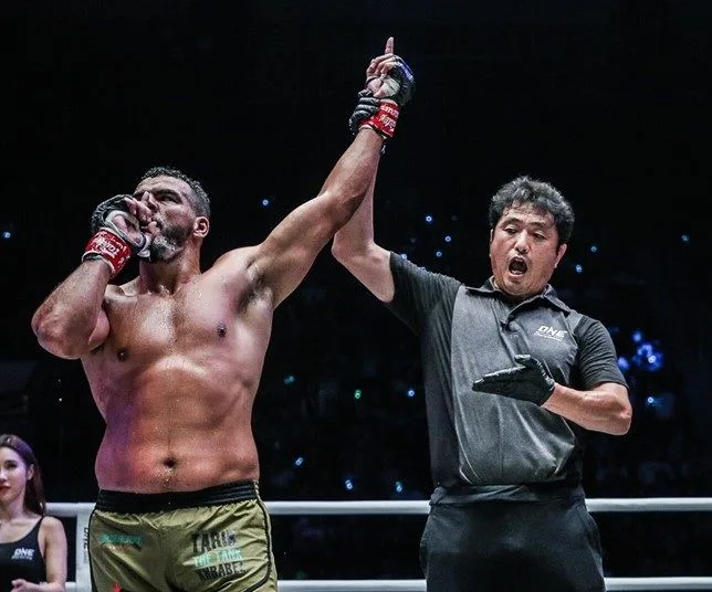 بث مباشر | مشاهدة نزال طارق خبابز وليفي ريخترز في جلوري 77