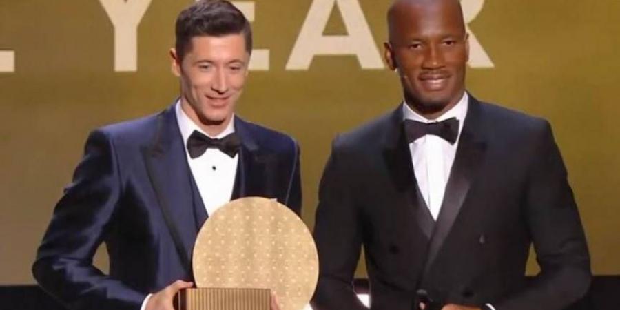 ليفاندوفسكي يتوج بجائزة أفضل مهاجم في العالم لعام 2021