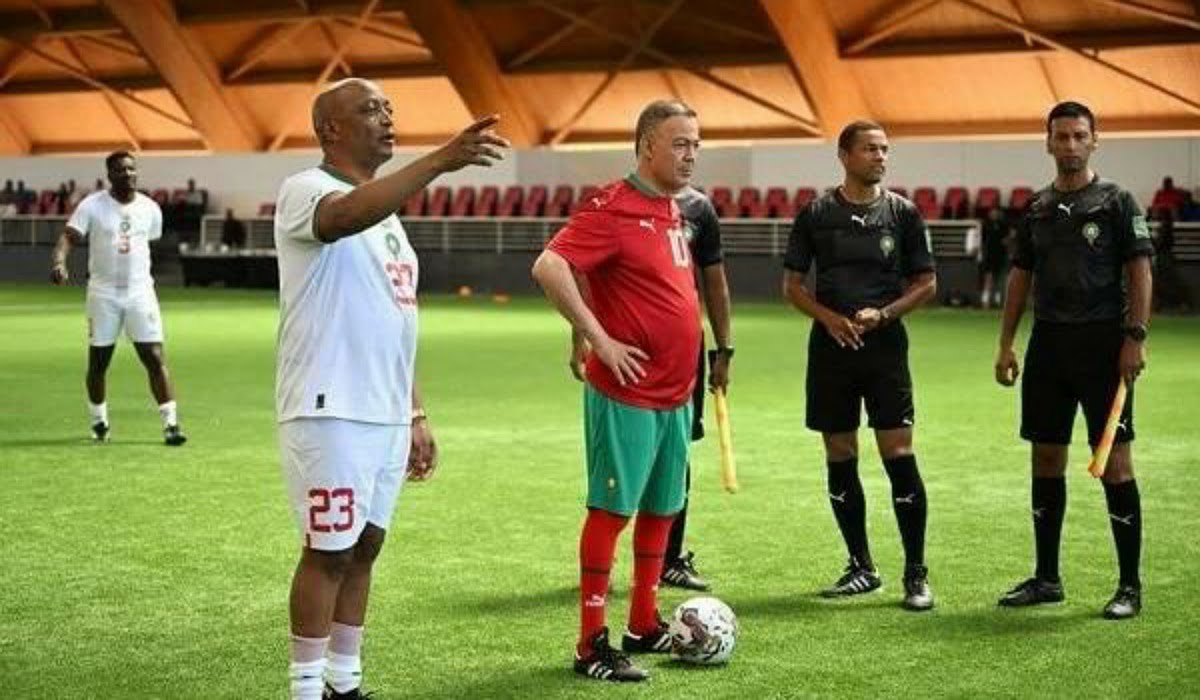 فوزي لقجع يجبر رئيس الكاف موتسيبي على أرتداء قميص المنتخب المغربي بطريقته الخاصة - فوزي-لقجع-يجبر-رئيس-الكاف-موتسيبي-على-أ