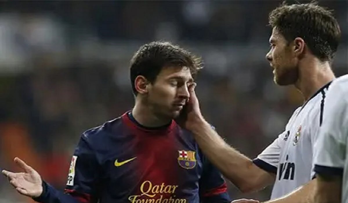 برشلونة معجب بتشابي ألونسو ويرغب في التعاقد معه لتعويض تشافي