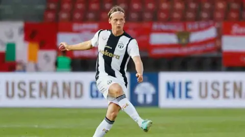 لاعب سويسري يقرر الاعتزال عن كرة القدم بسبب اعتناقه الدين الإسلامي