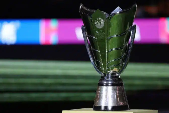 أنشئ عنوانًا جذابًا واحترافيًا يعكس محتوى النص الإخباري التالي تعرف على نتائج قرعة الدور النهائي من تصفيات كأس آسيا 2027.. صدام عربي، حيث أسفرت قرعة الدور النهائي من تصفيات كأس آسيا 2027 عن مجموعات متوازنة للمنتخبات العربية المشاركة، حيث شهدت هذه القرعة بعض المواجهات القوية. من بين هذه المباريات، يبرز الصدام العربي بين منتخبي لبنان واليمن، الذي سيجمع بين منتخبين عربيين في مواجهة حاسمة نحو التأهل للنهائيات. تصفيات كأس آسيا 2027.. صدام عربيفي نتائج قرعة الدور النهائي من تصفيات كأس آسيا 2027، التي أُقيمت في مقر الاتحاد الآسيوي في كوالالمبور، تم توزيع المنتخبات على مجموعات كالتالي:المجموعة الأولى: طاجيكستان، الفلبين، المالديف، تيمور الشرقية.المجموعة الثانية: لبنان، اليمن، بوتان، بروناي. هذه المجموعة تشهد صدامًا عربيًا مثيرًا بين لبنان واليمن.المجموعة الثالثة: الهند، هونج كونج، الصين، سنغافورة.المجموعة الرابعة: تايلاند، تركمانستان، الصين تايبيه، سريلانكا.المجموعة الخامسة: سوريا، أفغانستان، ميانمار، باكستان.المجموعة السادسة: فيتنام، ماليزيا، نيبال، لاوس.   نظام المباريات والموعدتبدأ مباريات الدور النهائي من التصفيات المؤهلة إلى كأس آسيا 2027 في مارس 2025، وستتم على مدار ست جولات بنظام الدوري المجزأ من مرحلتي ذهاب وإياب. أما عن التأهل، فسيتمكن صاحب المركز الأول من كل مجموعة من التأهل إلى نهائيات كأس آسيا 2027.الفرص والتحدياتستكون المباريات مليئة بالتحديات لكل المنتخبات المشاركة، بما في ذلك الصدام العربي بين لبنان واليمن. سيتعين على الفرق تقديم أفضل ما لديها من أجل حجز مقعد في النهائيات، وهو ما سيجعل التصفيات مثيرة وقوية.خاتمةمع اقتراب موعد انطلاق مباريات الدور النهائي من التصفيات المؤهلة إلى كأس آسيا 2027، تزداد الإثارة والتوقعات. المنتخبات العربية، مثل لبنان واليمن، ستسعى لتحقيق الفوز في المباريات الصعبة، بينما تترقب الجماهير انطلاق هذه المباريات في مارس 2025.بطاقة المباراة:المباراة المرتقبة: لبنان ضد اليمنالتاريخ: سيتم تحديده في الفترة بين 25 مارس 2025 إلى 31 مارس 2026.المجموعة: المجموعة الثانيةالمكان: مباريات ذهاب وإيا.
بدقة. يجب أن يحتوي العنوان على الكلمات المفتاحية 'تصفيات كأس آسيا 2027.. صدام عربي'. اجعل العنوان مختصرًا (لا يتجاوز 60 حرفًا) مع أسلوب إخباري مثير يلفت انتباه القارئ