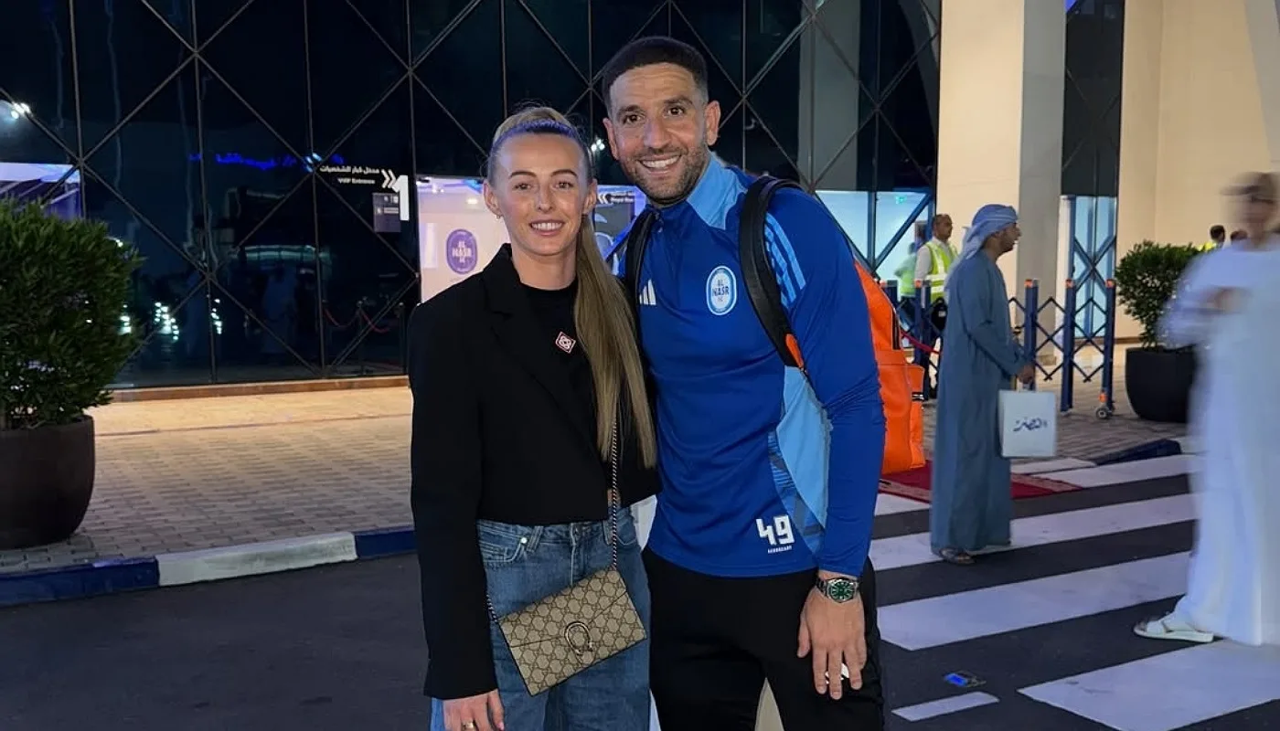 نجمة منتخب إنجلترا كيلي تُبدي إعجابها بالنجم المغربي عادل تاعرابت وهذا ما قالته