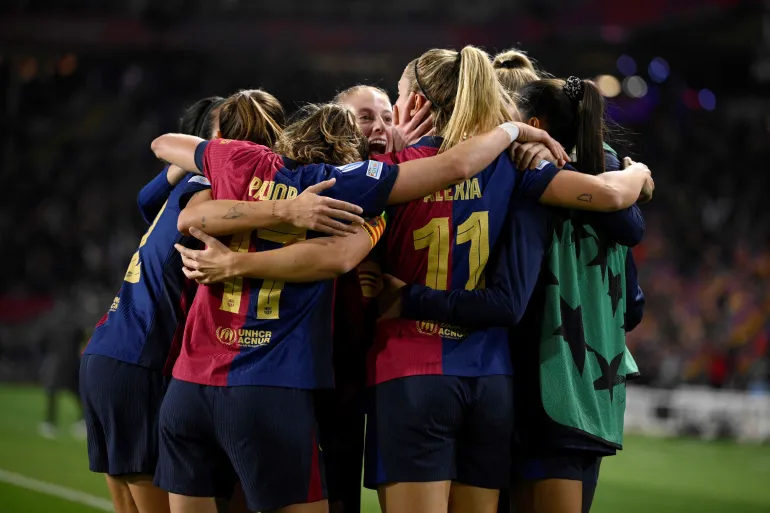 على طريقة الرجال برشلونة يتوج بكأس السوبر الإسباني للسيدات بعد فوز تاريخي على ريال مدريد 5-0