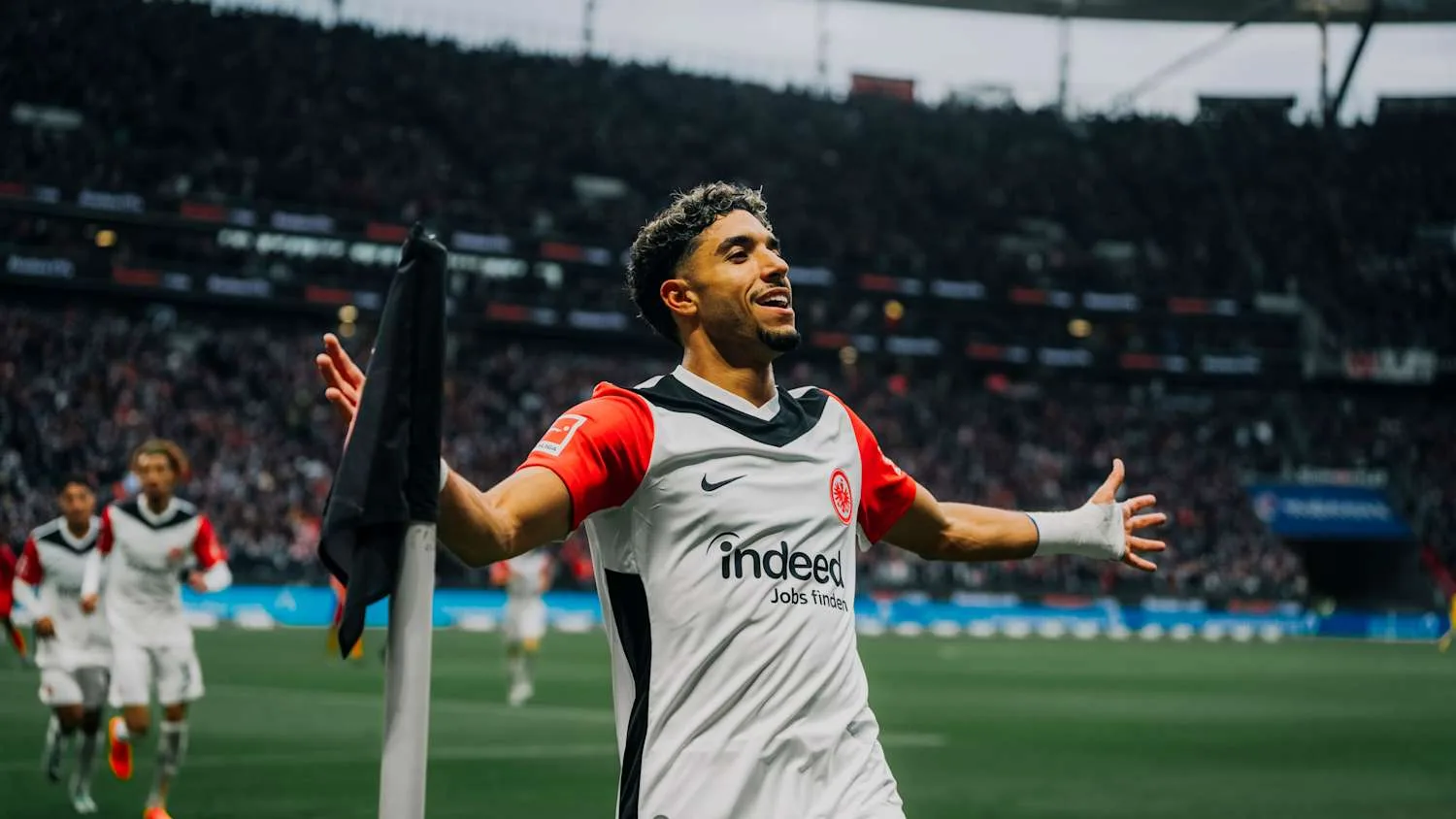 توقيت مباراة آينتراخت فرانكفورت وسانت باولي والقنوات الناقلة في الدوري الألماني