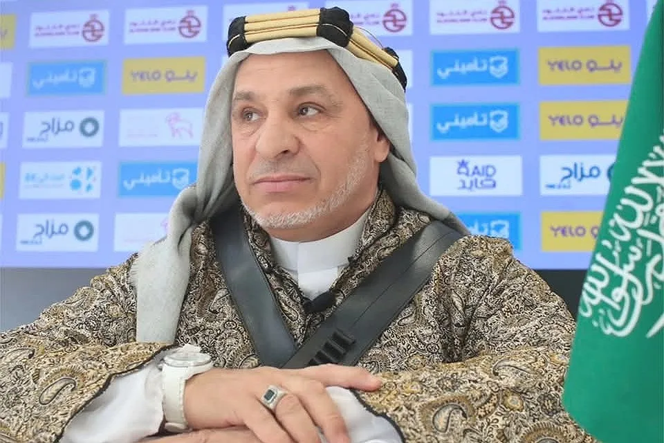 نور الدين بن زكري يخطف الأضواء بارتدائه الزي السعودي في يوم التأسيس