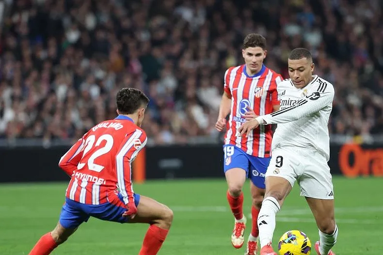 تعرف على رجل مباراة ريال مدريد وأتلتيكو مدريد في الدوري الإسباني