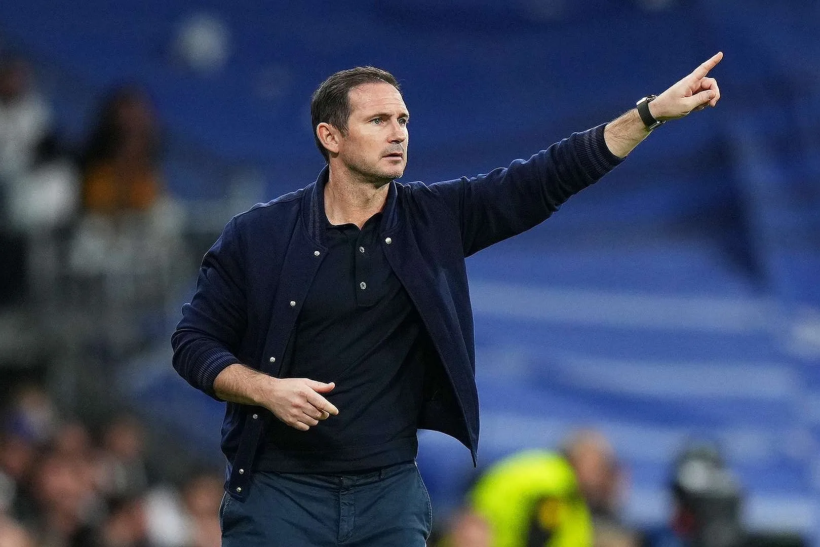 فرانك لامبارد يقترب من عودة إلى البريميرليغ من بابه الكبير مع فريق مغمور