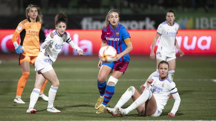 فيديو برشلونة يكتسح ريال مدريد بخماسية نظيفة في نصف نهائي كأس ملكة إسبانيا للسيدات