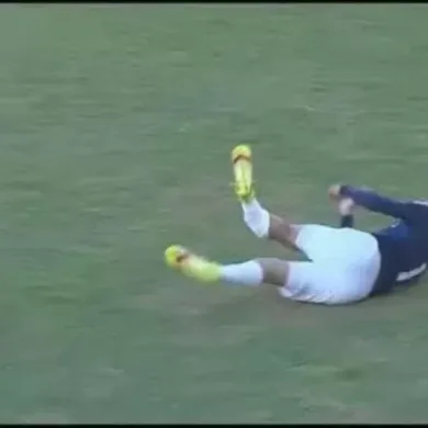 الجزائري أحمد قندوسي يتعرض لإصابة خطيرة هزت الدوري الدوري المصري وأنهت موسمه وهذا ما قاله