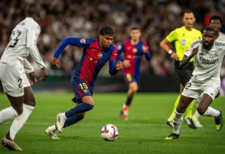 "كلاسيكو الأرض: ريال مدريد وبـرشلونة في نهائي كأس ملك إسبانيا 2025 - مواجهة مصيرية وحماس جماهيري في إشبيلية"