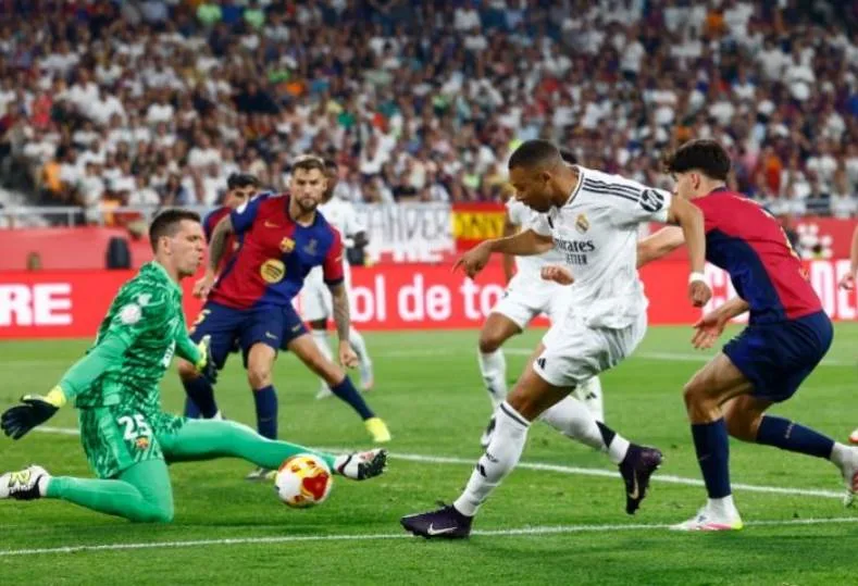 كيليان مبابي ينقذ ريال مدريد بتعادل مثير أمام برشلونة في نهائي كأس الملك