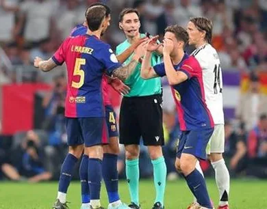 جدل تحكيمي في نهائي كأس ملك إسبانيا: برشلونة يتفوق على ريال مدريد بعد إلغاء ركلة جزاء مثيرة للجدل!