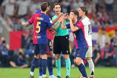 جدل تحكيمي في نهائي كأس ملك إسبانيا: برشلونة يتفوق على ريال مدريد بعد إلغاء ركلة جزاء مثيرة للجدل!