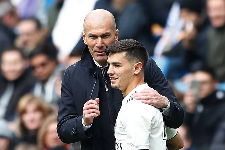 زيدان يوافق على عودة لتدريب ريال مدريد خلفا لأنشيلوتي وهذا هو مصير إبراهيم دياز