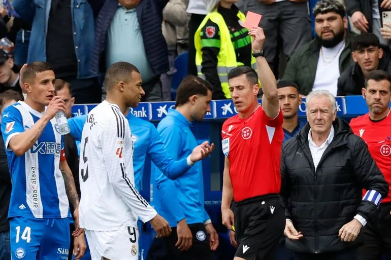 هل  يحرم الطرد مبابي من المشاركة في نهائي كأس الملك أمام برشلونة؟