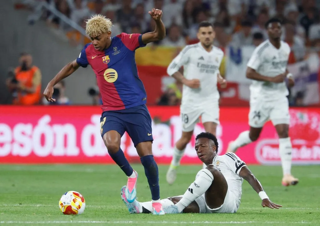 كارثة جديدة تضرب ريال مدريد: ثلاثي الفريق يتعرض للطرد وعقوبات مشددة بعد هزيمة الكلاسيكو