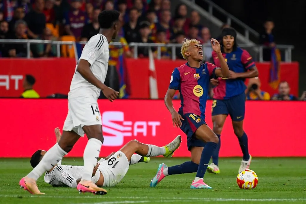 انتقادات حادة لحكم نهائي كأس ملك إسبانيا بعد فوز برشلونة على ريال مدريد وسط جدل تحكيمي واسع