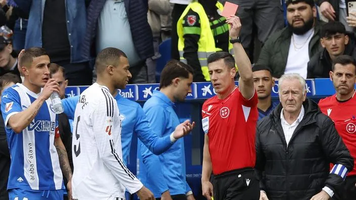 كيليان مبابي يثير الجدل بعد طرده في مباراة ريال مدريد وديبورتيفو ألافيس مهدد بالسجن لمدة 30 يوم