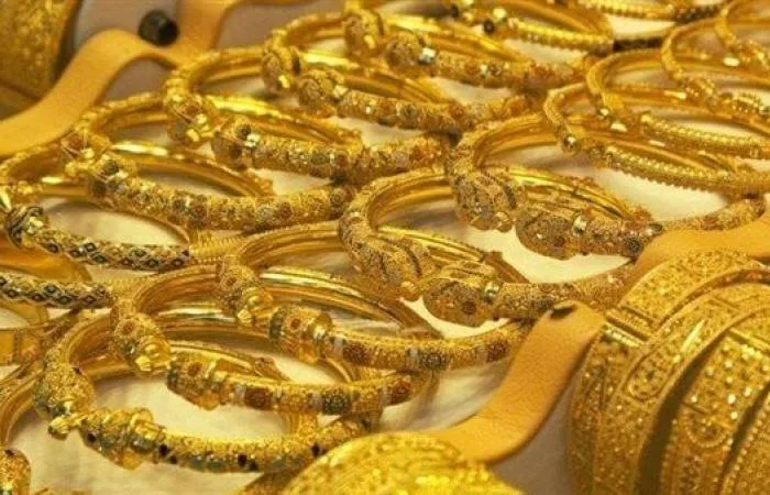 "انخفاض مفاجئ لأسعار الذهب بعد تحسن العلاقات التجارية بين أمريكا والصين: هل يتجه المعدن النفيس نحو تراجع مستمر؟"