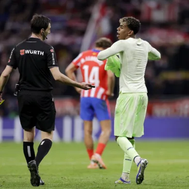 الكلاسيكو ينفجر: طرد ثلاثي ريال مدريد وأسباب مثيرة وراء العقوبات المفاجئة