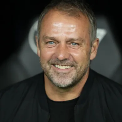 "هانز فليك يستعد لصناعة التاريخ مجددًا في نهائي الكلاسيكو ضد ريال مدريد"