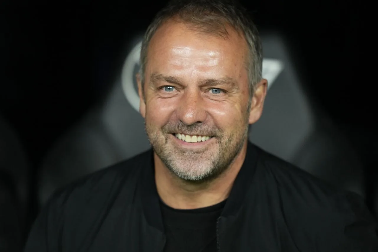 "هانز فليك يستعد لصناعة التاريخ مجددًا في نهائي الكلاسيكو ضد ريال مدريد"