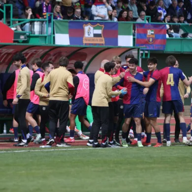 برشلونة يهزم طرابزون سبور التركي برباعية ويتوج بلقب دوري أبطال أوروبا للشباب