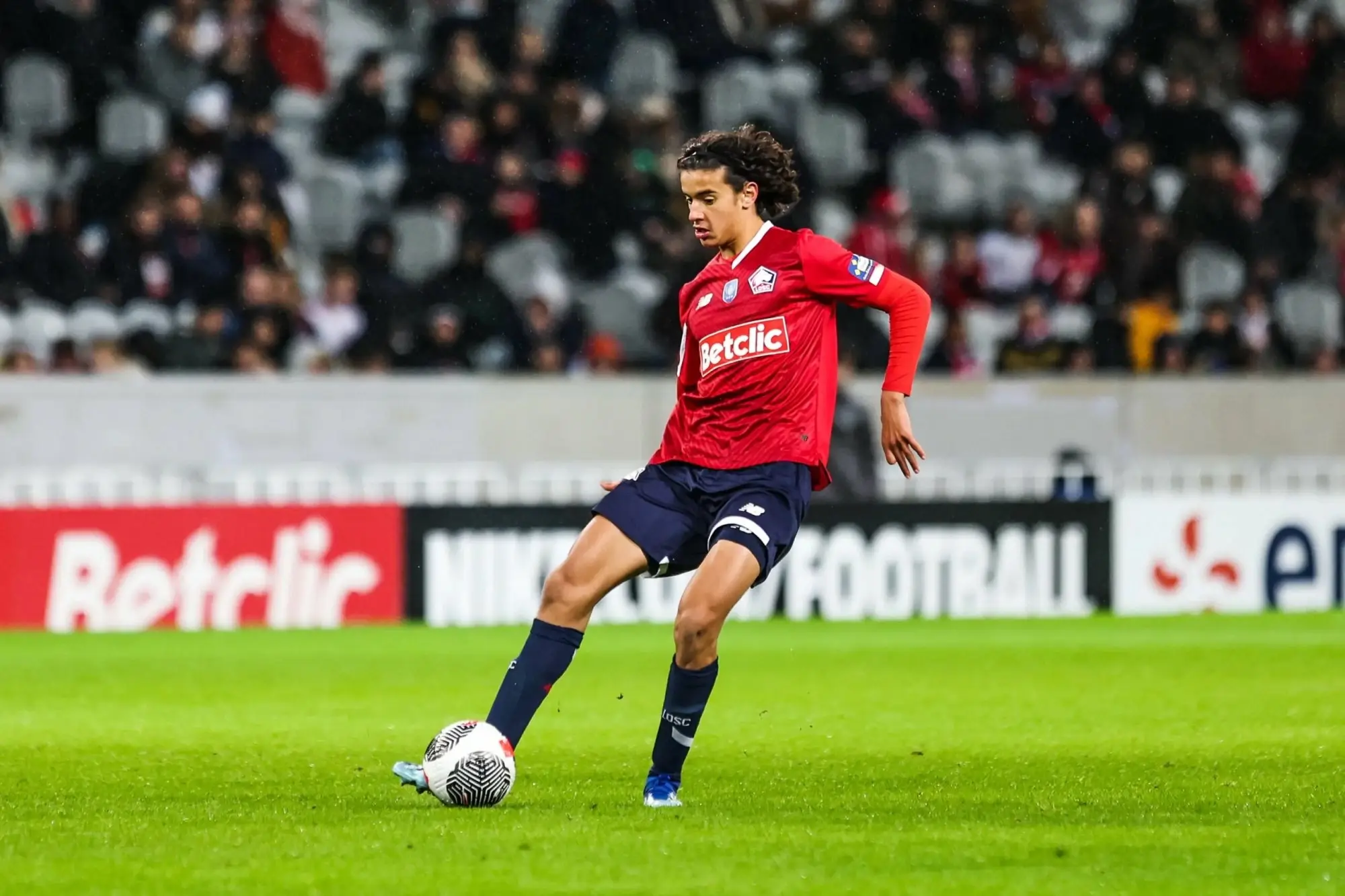 بوعدي يثير صراعًا دوليًا: مستقبله المغربي أم الفرنسي؟