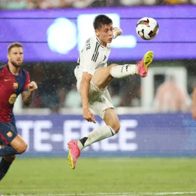 "خبير تحكيمي يحسم الجدل: لا ركلة جزاء لبرشلونة في الكلاسيكو ضد ريال مدريد!"