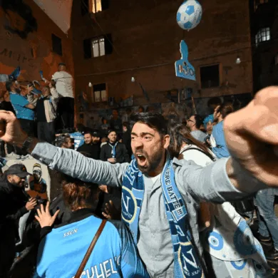 نابولي يتوج بلقب الدوري الإيطالي 2025 للمرة الرابعة في تاريخه بعد نهاية دراماتيكية