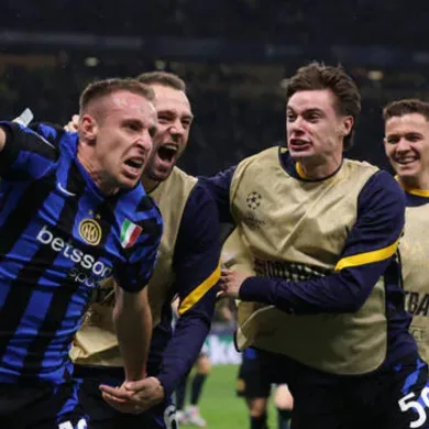 تعرف على رجل مباراة انتر ميلان وبرشلونة في دوري أبطال أوروبا