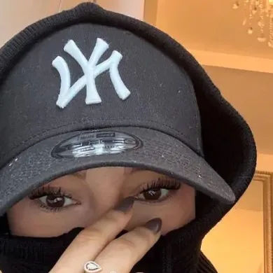 زوجة عثمان ديمبيلي المغربية تخطف الأنظار في أول ظهور لها قبل نهائي دوري أبطال أوروبا 2025 أمام إنتر ميلان