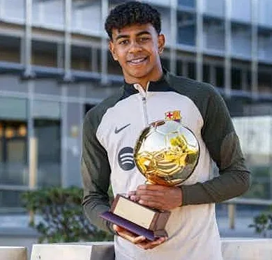 إلياس بن صغير وشمس الدين الطالبي ينافسون لامين جمال على جائزة