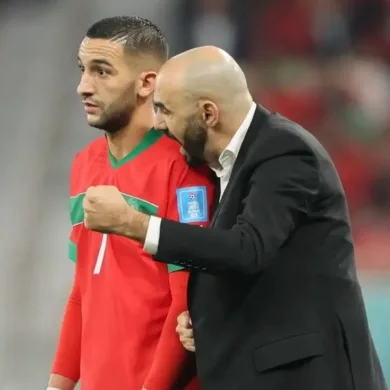 الركراكي يفاجئ الجماهير: عودة 6 لاعبين لقائمة المغرب بعد غياب عن المعسكر الأخير في خطوة أثارت اهتمام المتابعين، أعلن وليد الركراكي، مدرب المنتخب المغربي، عن قائمة "أسود الأطلس" لمعسكر يونيو المقبل، والتي شهدت عودة 6 لاعبين غابوا عن المعسكر الأخير، استعدادًا لمواجهتي تونس وبنين الوديتين ضمن التحضيرات لتصفيات كأس العالم وكأس أمم إفريقيا المغرب 2025 . عودة منتظرة لتعزيز الصفوف القائمة الجديدة حملت مفاجآت سارة لعشاق المنتخب المغربي، حيث قرر الركراكي إعادة ستة لاعبين كانوا قد غابوا عن التجمع السابق لأسباب مختلفة، أبرزها الإصابات وظروف الأندية. وتأتي هذه العودة في توقيت حاسم، مع اقتراب الاستحقاقات القارية والعالمية، ما يعزز خيارات المدرب ويمنح الفريق مزيدًا من العمق والتوازن . أسماء وازنة تعود للواجهة من بين أبرز العائدين، نجد وجوهًا أثبتت قيمتها في تشكيلة الأسود خلال السنوات الماضية، إلى جانب بعض العناصر التي تألقت مؤخرًا مع أنديتها. القائمة شهدت أيضًا استدعاء وجوه جديدة مثل عبد الحق عسال ومروان سنادي، بينما استمر غياب بعض الأسماء البارزة بداعي الإصابة، مثل نايف أكرد ونصير مزراوي وغانم سايس . القائمة الكاملة لمعسكر يونيو حراسة المرمى: ياسين بونو، منير المحمدي، المهدي بنعبيد خط الدفاع: أشرف حكيمي، عمر الهيلالي، عبد الكبير عبقار، عبد الحق عسال، جواد الياميق، أسامة العزوزي، آدم ماسينا، زكرياء الواحدي، يوسف بلعمري خط الوسط: عز الدين أوناحي، بلال الخنوس، سفيان أمرابط، أسامة ترغالين، إسماعيل صيباري، أمير ريتشاردسون الهجوم: إبراهيم دياز، إلياس بن صغير، سفيان رحيمي، مروان سنادي، أيوب الكعبي، يوسف النصيري، حمزة إكامان، أسامة الصحراوي، عبد الصمد الزلزولي الركراكي يراهن على الاستقرار والتجديد أكد الركراكي خلال المؤتمر الصحفي أن القائمة الجديدة تجمع بين عناصر الخبرة والشباب، مشددًا على أهمية الاستقرار الفني مع ضخ دماء جديدة في الفريق. وأوضح أن عودة بعض اللاعبين جاءت بعد تعافيهم من الإصابات واستعادة جاهزيتهم البدنية، ما يمنح المنتخب دفعة قوية قبل خوض التحديات المقبلة . غيابات بارزة لأسباب مختلفة في المقابل، استمر غياب بعض الأسماء البارزة، لا سيما بداعي الإصابة، فيما تم استبعاد لاعبين آخرين لمنحهم فرصة المشاركة مع أنديتهم في مباريات حاسمة . هذا التوازن بين الاستدعاءات والغيابات يعكس استراتيجية الركراكي في إدارة المجموعة وتحقيق أفضل جاهزية للمنتخب الوطني. بهذه التحركات، يواصل وليد الركراكي رسم ملامح منتخب تنافسي قادر على الذهاب بعيدًا في كأس أمم إفريقيا المقبلة وتحقيق تطلعات الجماهير المغربية.