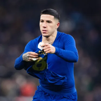 إنزو فرنانديز يكتب التاريخ بهدف التعادل في نهائي دوري المؤتمر الأوروبي أمام ريال بيتيس