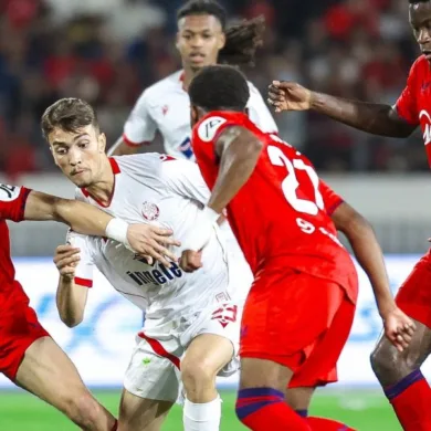 أبرز غيابات الوداد ضد بورتو استعدادًا لكأس العالم للأندية في إطار استعدادات نادي الوداد الرياضي للمشاركة في كأس العالم للأندية 2025، يخوض الفريق مباراة ودية قوية أمام بورتو البرتغالي مساء السبت 31 مايو 2025 على أرضية ملعب محمد الخامس بالدار البيضاء.  غيابات الوداد أمام بورتو:  أكدت التقارير أن الوداد سيفتقد خدمات بعض عناصره الأساسية في هذه المواجهة، وعلى رأسهم المهاجم حمزة الهنوري، الذي لن يكون متاحًا للمشاركة في اللقاء رغم انضمامه حديثًا للفريق بعد فسخ عقده مع الفتح الرباطي.  إضافة إلى ذلك، أشار المدرب محمد أمين بنهاشم إلى أن هناك عناصر أخرى غابت عن المباراة السابقة ضد إشبيلية بسبب عدم قانونية مشاركتهم، لكن لم يتم الكشف عن أسماء محددة لهذه الغيابات في مواجهة بورتو.  الوضعية العامة للفريق:  رغم هذه الغيابات، أوضحت مصادر من داخل النادي أن جميع لاعبي الفريق المتاحين في حالة صحية ممتازة، والأجواء تسودها الجدية والانضباط، ما يمنح الطاقم التقني خيارات متعددة لاختبار التوليفة المثالية قبل السفر إلى الولايات المتحدة.  كما سيشهد اللقاء مشاركة بعض الوافدين الجدد مثل نور الدين أمرابط، مع منح الفرصة لعناصر شابة أبانت عن مستويات واعدة في التداريب.  خلاصة: أبرز غياب عن تشكيلة الوداد ضد بورتو هو المهاجم حمزة الهنوري، مع احتمال استمرار غياب بعض العناصر التي لم يسمح لها بالمشاركة قانونيًا في المباراة السابقة، بينما سيستفيد الفريق من عودة بعض اللاعبين الجدد وتجريب أسماء شابة استعدادًا للاستحقاق العالمي