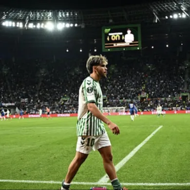 تشيلسي يقلب الطاولة على بيتيس بثنائية تاريخية بعد إصابة الزلزولي