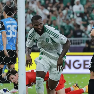 ما القنوات الناقلة لمباراة الأهلي والاتفاق في دوري روشن السعودي 2024-2025؟