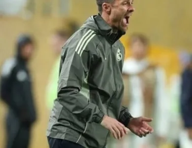 إليك عدة طرق لإعادة كتابة العنوان مع الحفاظ على المعنى، مع التركيز على جوانب مختلفة:
أكثر مباشرة:ألونسو يضع حدًا للشائعات برسالة قوية إلى رودريجو. (يركز على إنهاء الشائعات بقوة)
ألونسو يوجه رسالة حاسمة إلى رودريجو ردًا على الشائعات. (يركز على أن الرسالة هي الرد)
رد حاسم من ألونسو لرودريجو على خلفية الشائعات. (أكثر إيجازًا)أكثر تشويقًا:رسالة نارية من ألونسو لرودريجو تنهي الجدل حول الشائعات. (يستخدم كلمة "نارية" لإضفاء التشويق)
ألونسو يكشف الحقيقة في رسالة حاسمة لرودريجو بشأن الشائعات. (يركز على كشف الحقيقة)
بعد الشائعات... ألونسو يرسل رسالة قوية لرودريجو. (يثير الفضول بذكر الشائعات أولاً)أكثر رسمية:ألونسو يعلق على الشائعات برسالة رسمية موجهة إلى رودريجو. (يستخدم كلمة "رسمية" للإشارة إلى جدية الموقف)عند اختيار العنوان الأنسب، ضع في اعتبارك السياق الذي سيستخدم فيه العنوان والجمهور المستهدف.