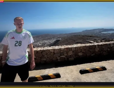 عدسات المصورين ترصد نجم منتخب السويد وهو يقضي إجازاته بقميص المنتخب الجزائري