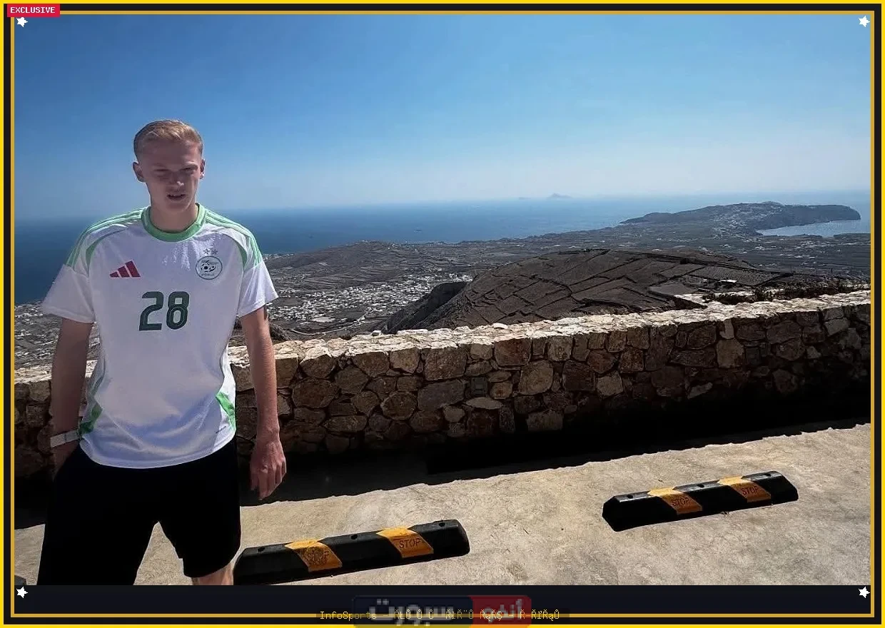 عدسات المصورين ترصد نجم منتخب السويد وهو يقضي إجازاته بقميص المنتخب الجزائري