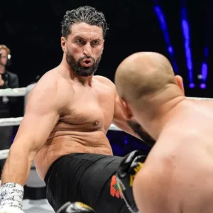 إصابة مفاجئة تنهي أحلام جمال بن صديق في فوز أمام منافسه الجزائري سفيان العيدوني