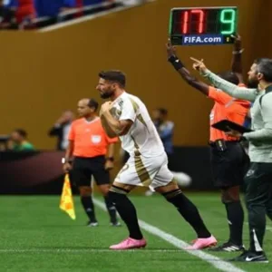 لسبب غريب.. جيرو يعطل مباراة تشيلسي ضد لوس أنجلوس (فيديو)