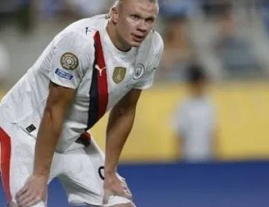 Here are a few ways to rewrite the title "هالاند يهنئ الهلال بعد إقصاء مانشستر سيتي من مونديال الأندية" in Arabic, using different wording while maintaining the core meaning:
More direct alternatives:هالاند يبارك للهلال فوزه على مانشستر سيتي في كأس العالم للأندية. (Haaland congratulates Al-Hilal on their victory over Manchester City in the Club World Cup.)
تهنئة من هالاند للهلال بعد تغلبه على مانشستر سيتي في مونديال الأندية. (A congratulation from Haaland to Al-Hilal after their victory over Manchester City in the Club World Cup.)More descriptive alternatives:فرحة هالاند بفوز الهلال على مانشستر سيتي في مونديال الأندية. (Haaland's joy at Al-Hilal's victory over Manchester City in the Club World Cup.)
بعد إطاحة الهلال بمانشستر سيتي من مونديال الأندية.. هالاند يرسل تهنئة. (After Al-Hilal ousted Manchester City from the Club World Cup... Haaland sends a congratulation.)More concise alternative:هالاند مهنئًا الهلال بعد الفوز على السيتي في المونديال. (Haaland congratulating Al-Hilal after the victory over City in the Club World Cup.)The best option will depend on the specific context and the desired tone.