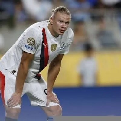 Here are a few ways to rewrite the title "هالاند يهنئ الهلال بعد إقصاء مانشستر سيتي من مونديال الأندية" in Arabic, using different wording while maintaining the core meaning:
More direct alternatives:هالاند يبارك للهلال فوزه على مانشستر سيتي في كأس العالم للأندية. (Haaland congratulates Al-Hilal on their victory over Manchester City in the Club World Cup.)
تهنئة من هالاند للهلال بعد تغلبه على مانشستر سيتي في مونديال الأندية. (A congratulation from Haaland to Al-Hilal after their victory over Manchester City in the Club World Cup.)More descriptive alternatives:فرحة هالاند بفوز الهلال على مانشستر سيتي في مونديال الأندية. (Haaland's joy at Al-Hilal's victory over Manchester City in the Club World Cup.)
بعد إطاحة الهلال بمانشستر سيتي من مونديال الأندية.. هالاند يرسل تهنئة. (After Al-Hilal ousted Manchester City from the Club World Cup... Haaland sends a congratulation.)More concise alternative:هالاند مهنئًا الهلال بعد الفوز على السيتي في المونديال. (Haaland congratulating Al-Hilal after the victory over City in the Club World Cup.)The best option will depend on the specific context and the desired tone.