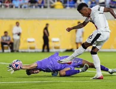 من الرسوم إلى الواقع بونو يجسد روح رعد في ليلة أسقاط مان سيتي