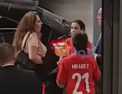 فيديو عدسات المصورين ترصد فوزي لقجع وهو يحتفل مع زوجته وعائلته بعد تأهل المنتخب المغربي للسيدات لنهائي كأس إفريقيا 2025