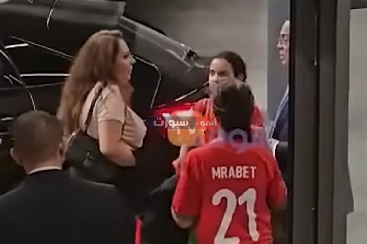 فيديو عدسات المصورين ترصد فوزي لقجع وهو يحتفل مع زوجته وعائلته بعد تأهل المنتخب المغربي للسيدات لنهائي كأس إفريقيا 2025